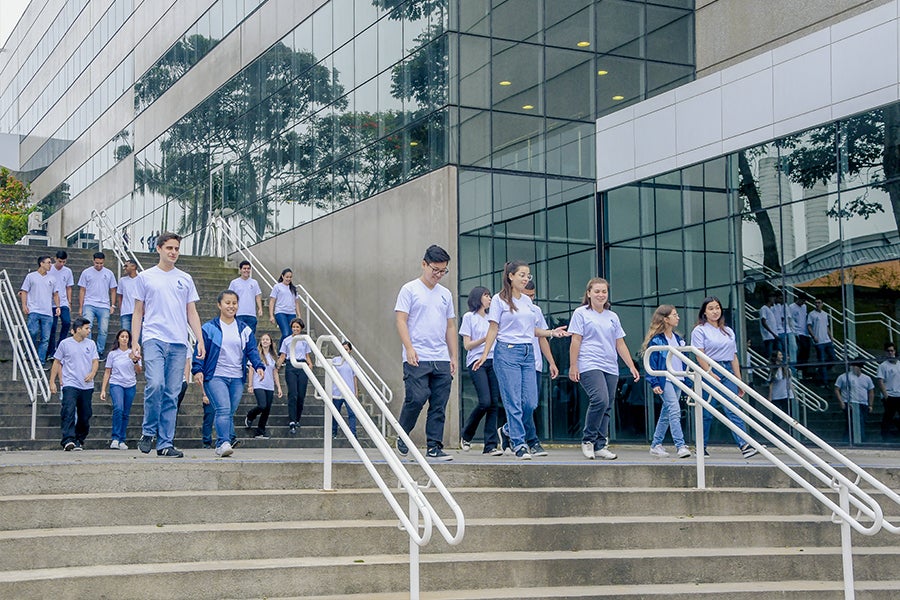 Alunos do Centro Educacional da Fundação Salvador Arena